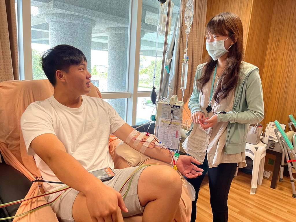 大林慈院運醫中心王寓涵帶來中心主任陳韋任的祝福,感恩他克服打針恐懼救人一命。