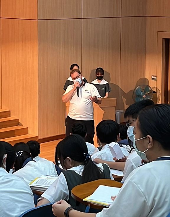 Chris老師肯定各班的用心準備及練習,並勉勵同學勇敢面對自己上台時的恐懼。