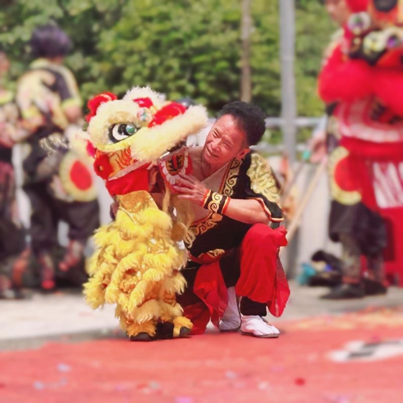 基隆長興呂師父龍獅團除了在正式比賽中屢獲佳績,亦是各方邀演的熱門團隊。正式上場演出前,呂師父上前再三謹慎地交代快4歲的小孫子演出注意事項。照片提供:基隆長興呂師父龍獅團提供