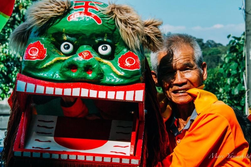 新竹縣客家武獅文化協會由80歲的張建銨團長帶隊演出。在團長跟團員的努力下,傳承逐漸步上軌道,以往年輕人多是兩三位自己打單獅(獨舞),現在變成年輕一輩負責較重的獅頭,爺爺輩負責操控獅尾,搭配孫輩的腳步來演出。照片提供:新竹縣客家武獅文化協會,台北市YMCA青影社拍攝