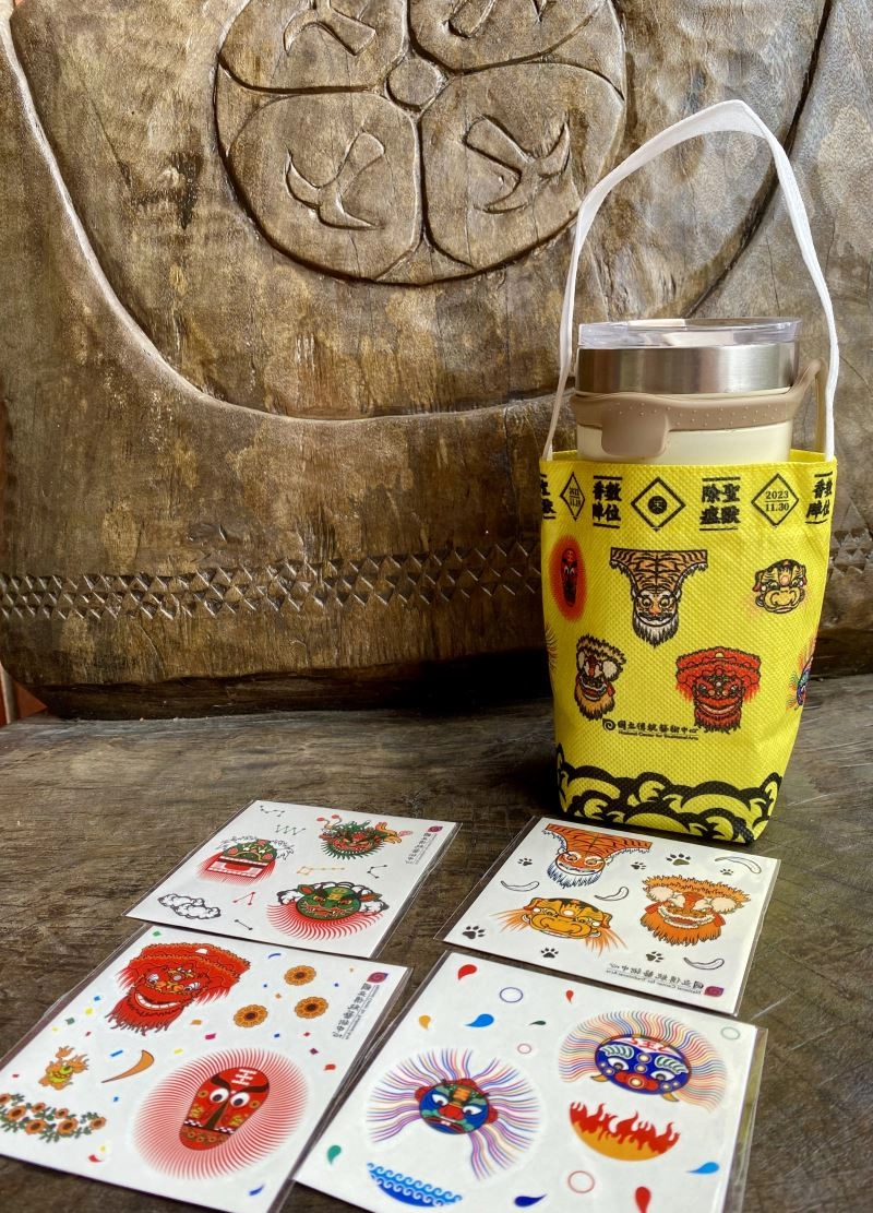 只要參加演出後的問答,即有機會獲得展覽限定小禮─飲料提袋或紋身貼紙。