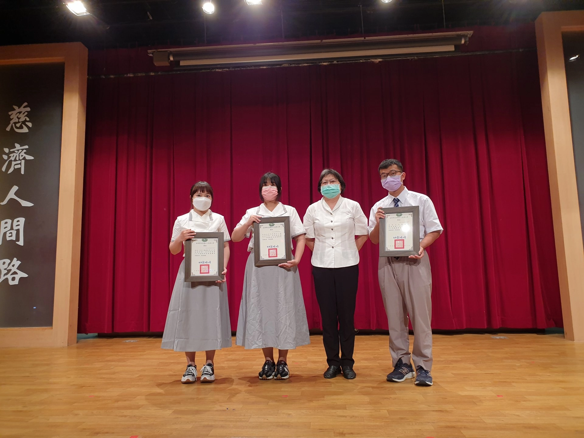 111年服務學習績優團隊,包括有兒家系特教志工隊、LAQI課輔陪伴志工隊、人本醫療社松浦出隊。
