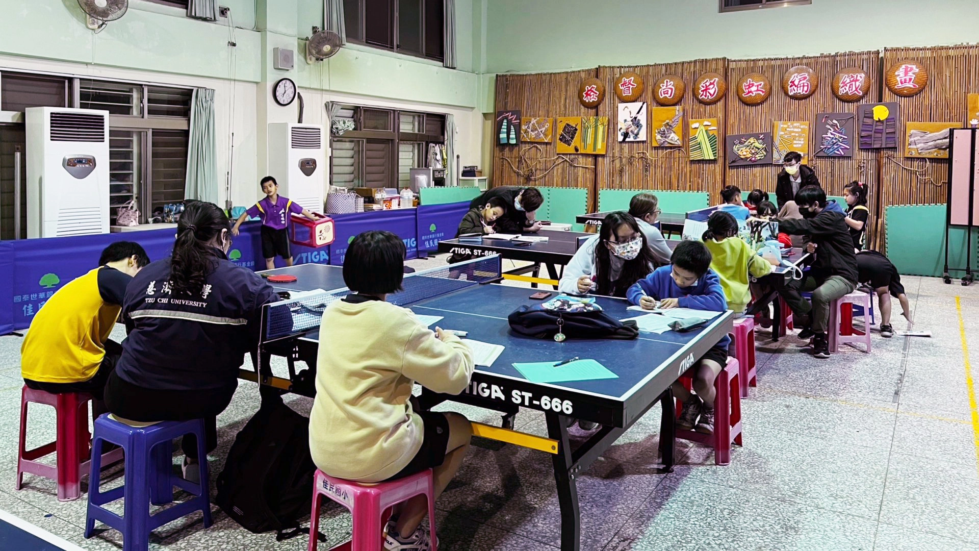 LAQI課輔陪伴志工隊為人發心系在佳民國小的課輔和陪伴志工,每星期一至星期五平均每天有七位大學生會到佳民國小進行服務,陪伴時間根據需求為一到三個小時