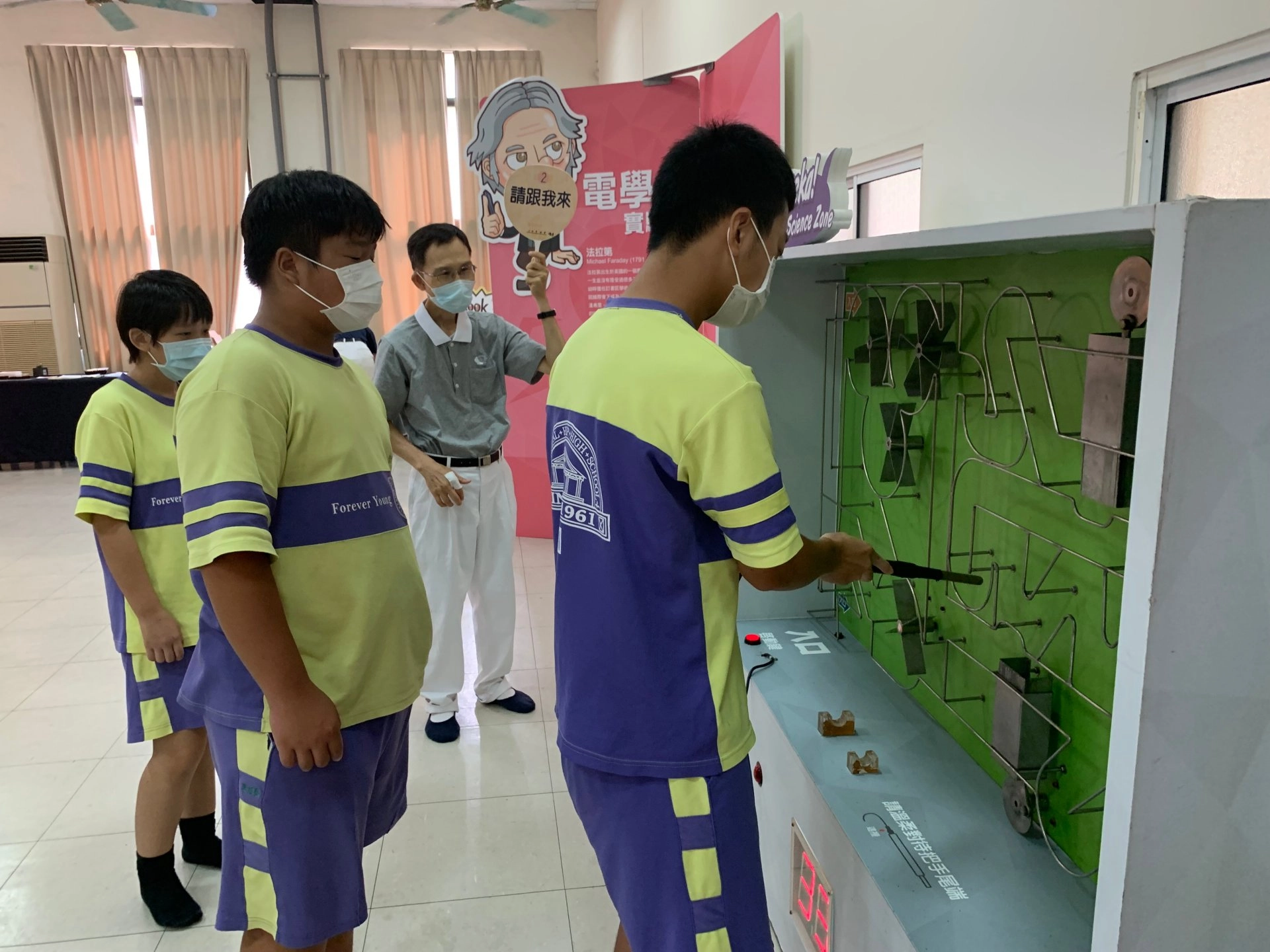 電學實驗室的「電流急急棒」展區,學生很感興趣,移動急急棒過程,不小心碰觸金屬彎道,構成通路,警報會自動響起。