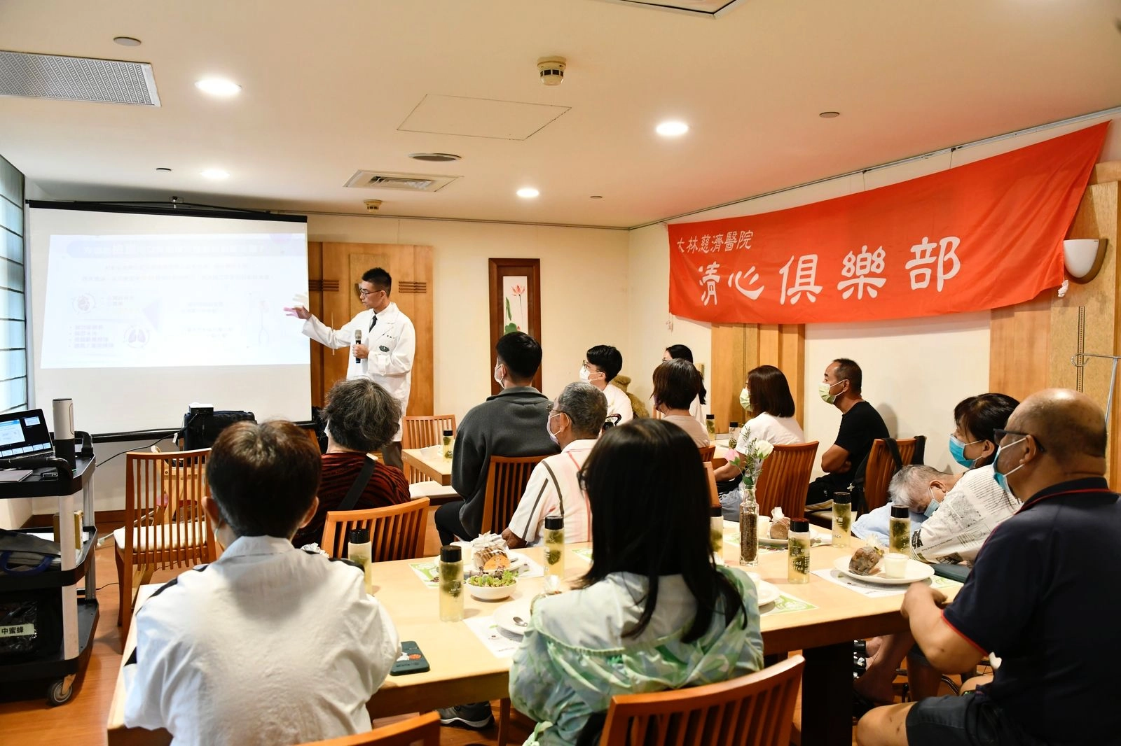 簡振宇醫師分享飲食及運動的注意事項,讓病人學習如何與肺動脈高壓和平共處。