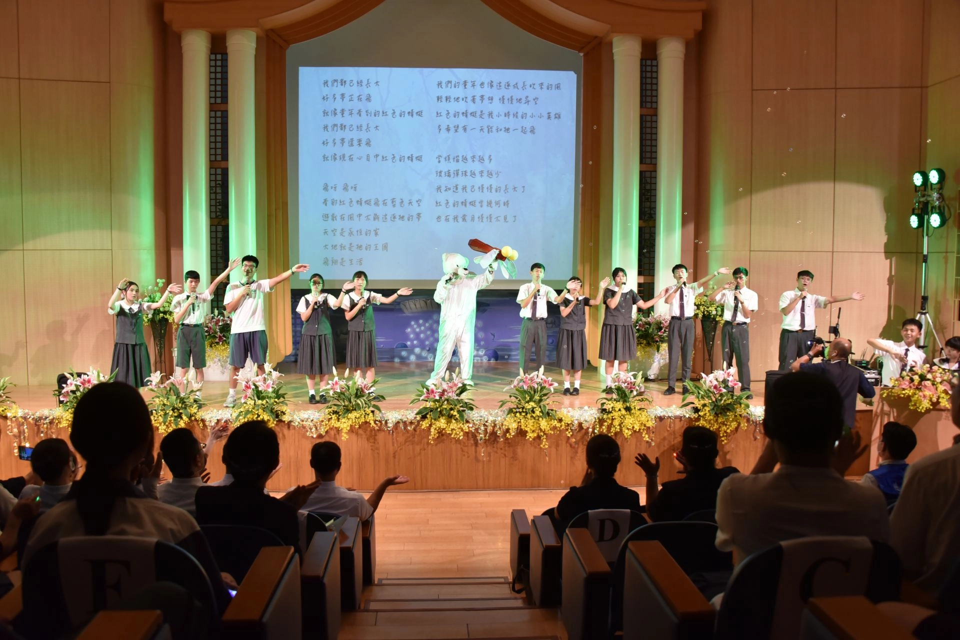第一枚彩蛋來自吳念祖組長,化身白熊帥氣高歌〈紅蜻蜓〉。