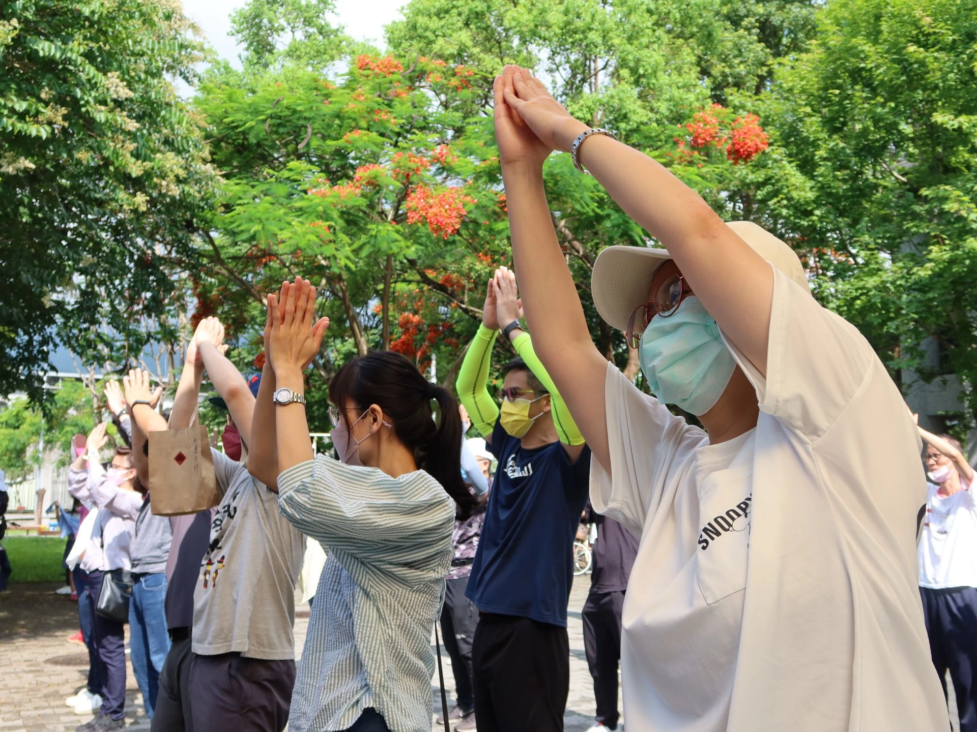親子跟著音樂帶動,進行暖身操舒緩筋骨,選手們大合照後小騎士準備出發囉!