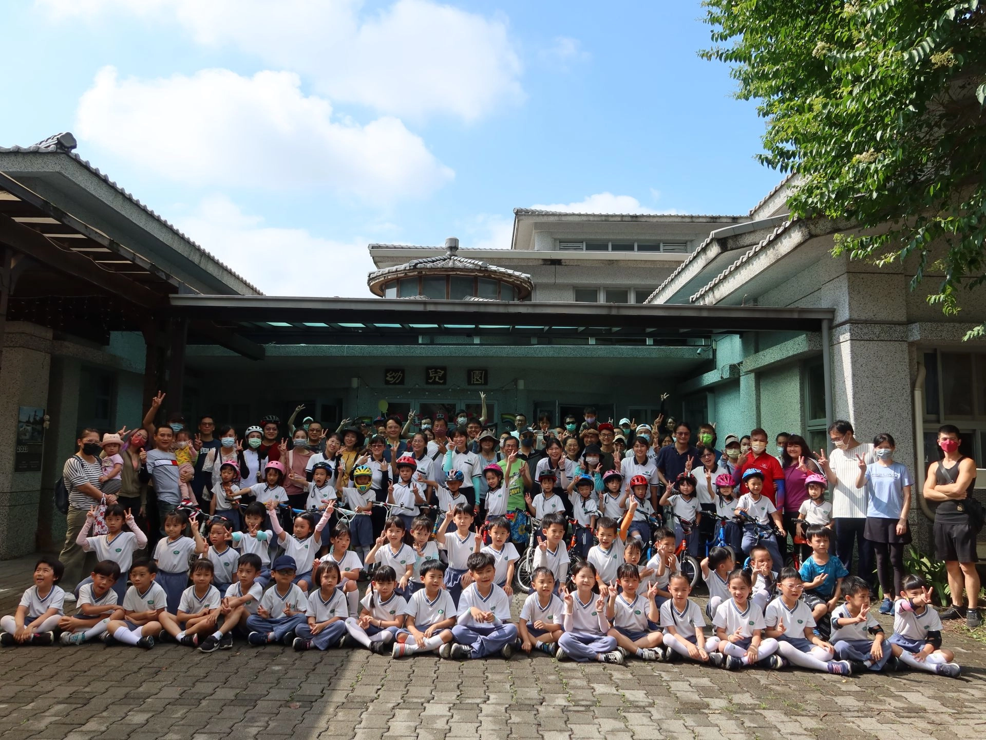 親子跟著音樂帶動,進行暖身操舒緩筋骨,選手們大合照後小騎士準備出發囉!