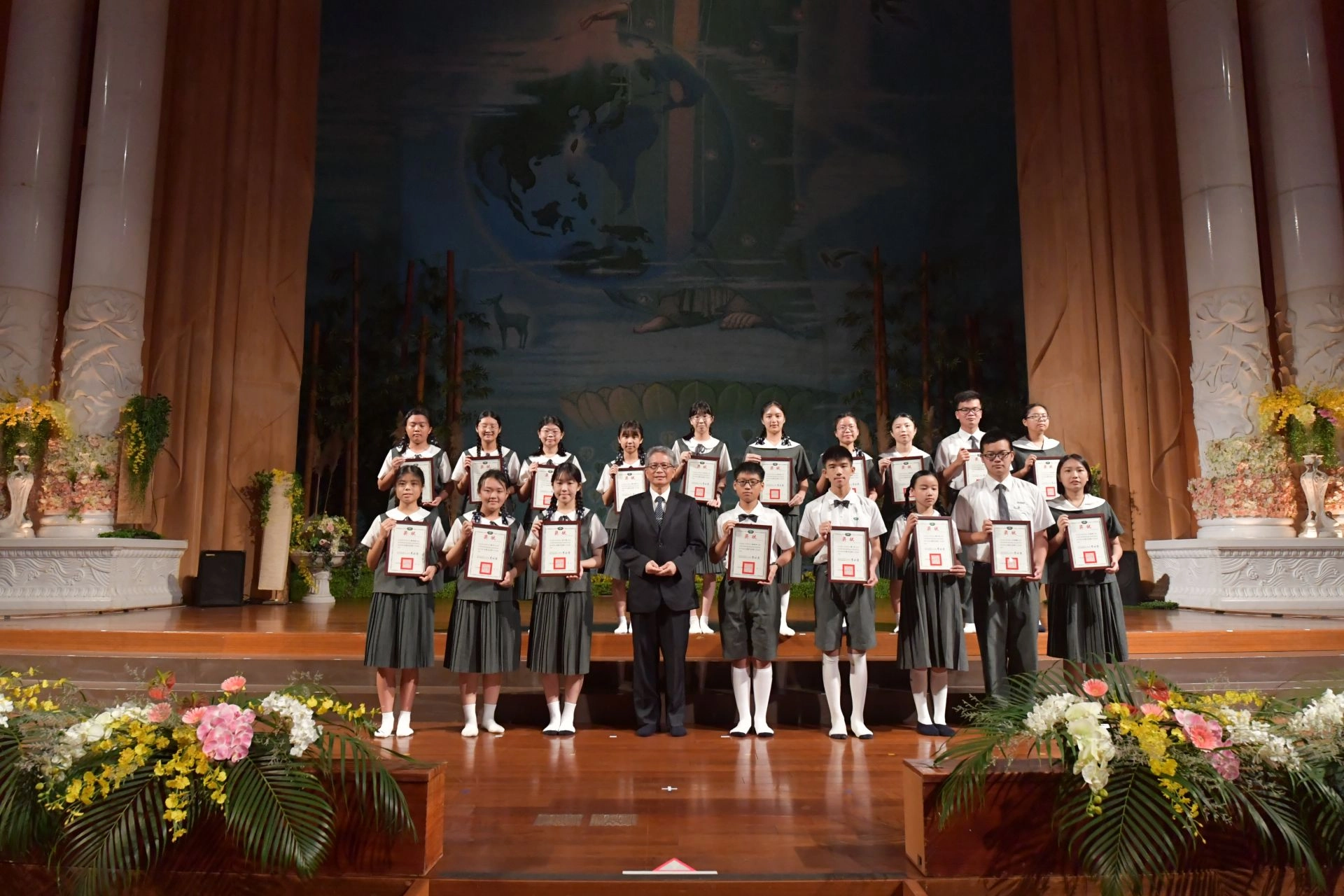 慈善志業熊士民副執行長頒發大愛付出獎,肯定學生懂得付出,發揮生命的價值