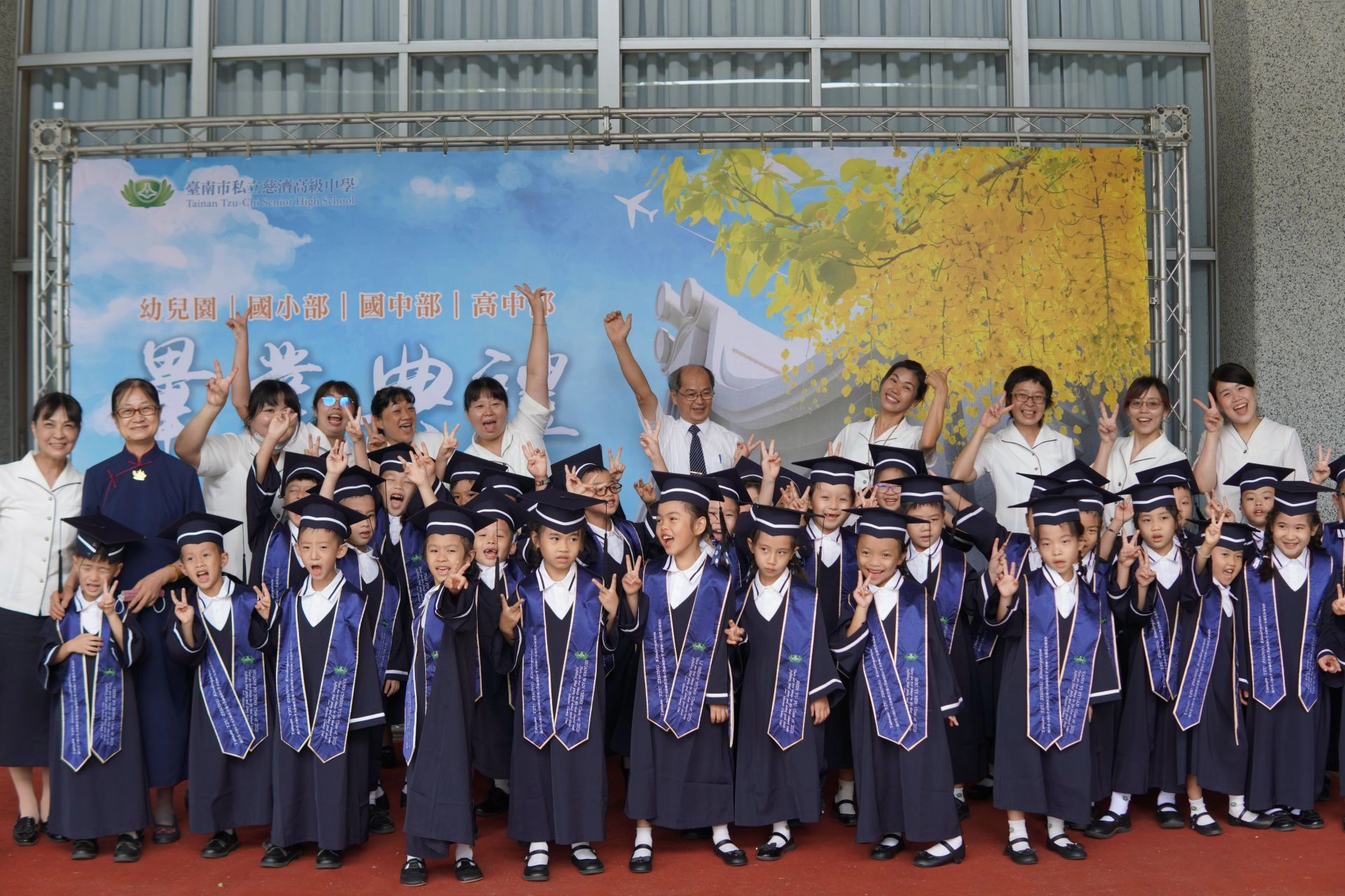 可愛的幼兒園畢業生,為畢業離愁留下微笑的記憶。