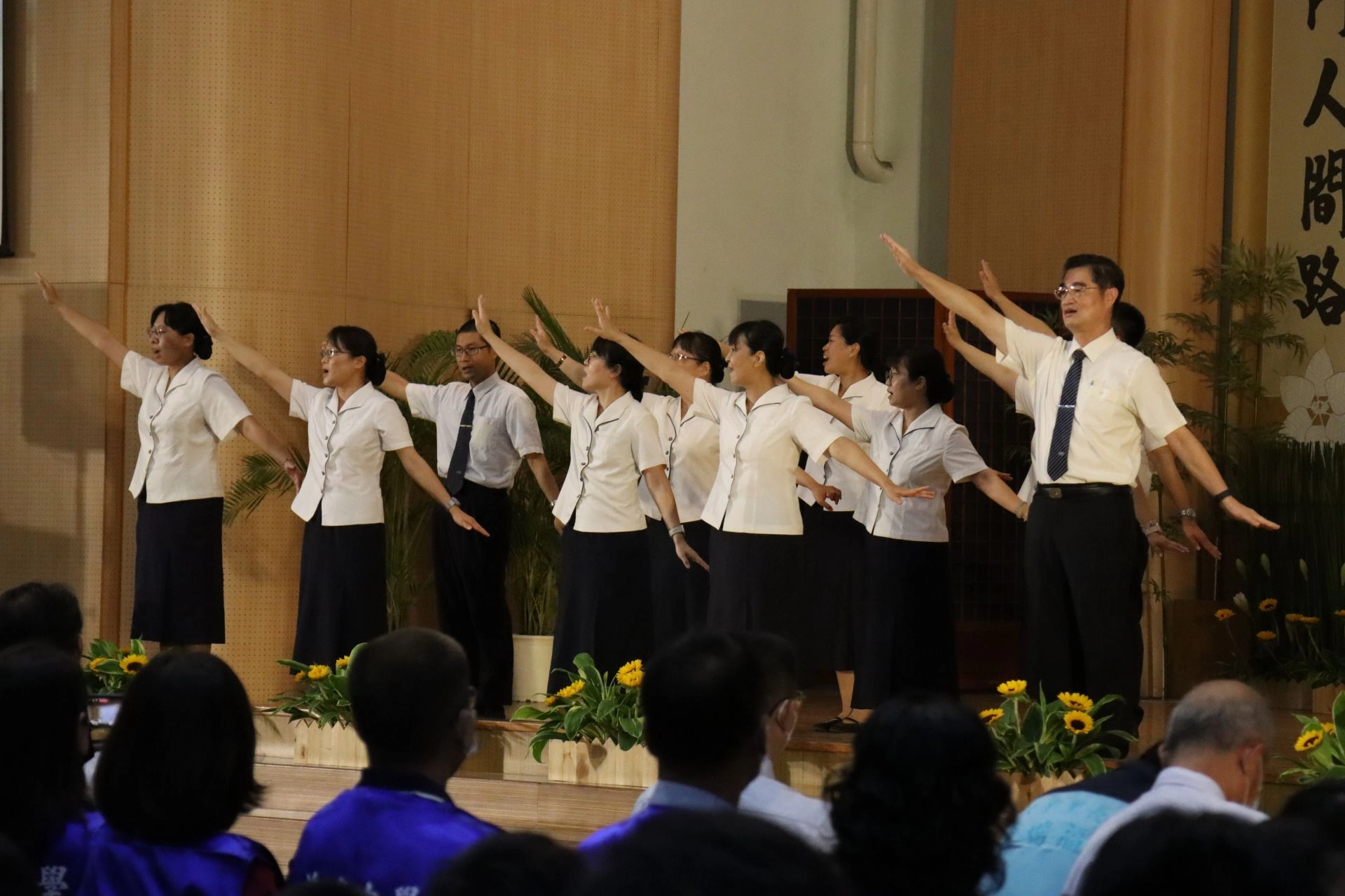 姚校長和畢業班導師共同演繹〈叮嚀〉,祝福所有畢業生展翅飛翔。