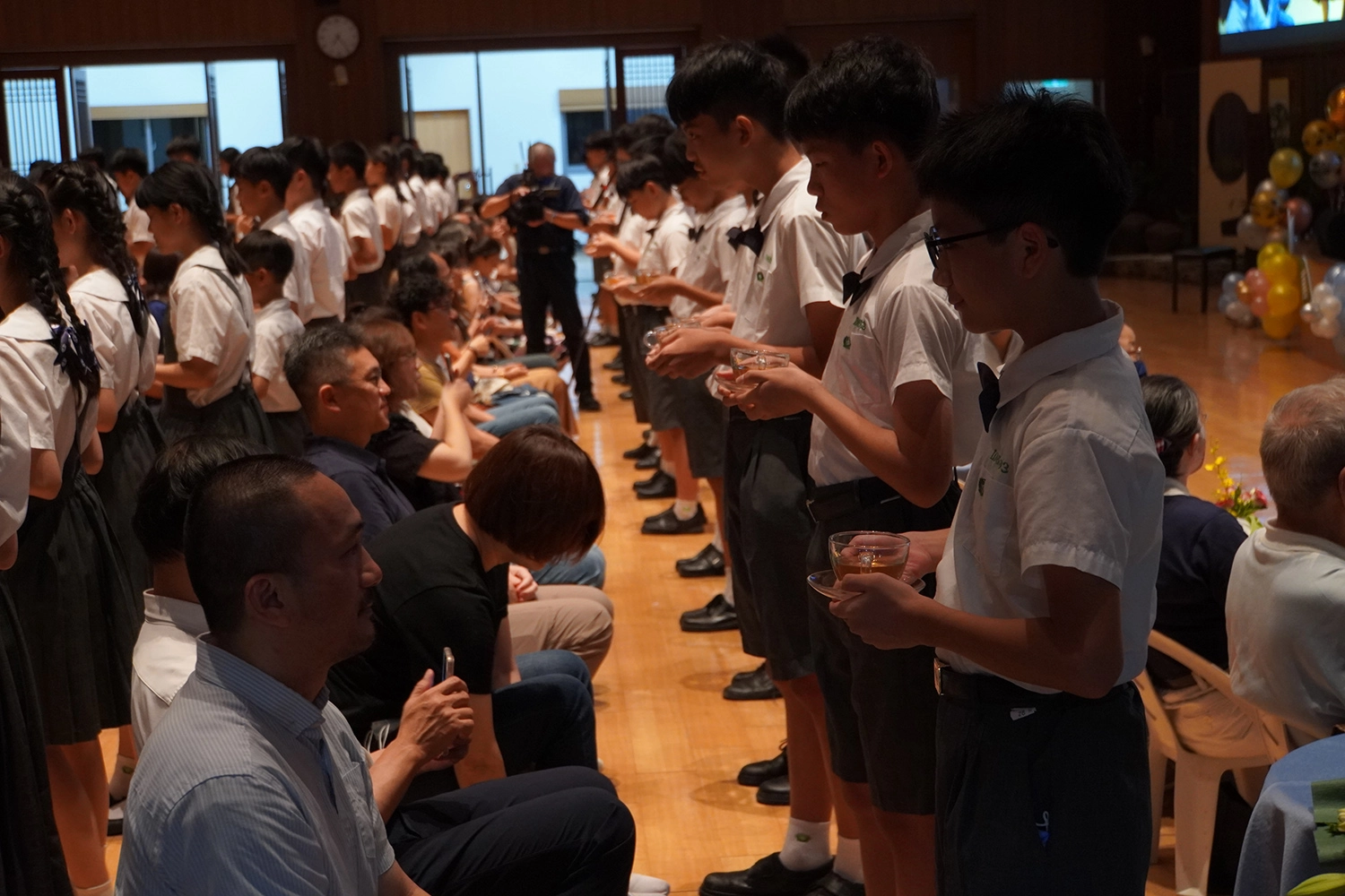 畢業生對父母的無私付出和養育之恩銘刻於心,藉由奉茶傾訴愛語。