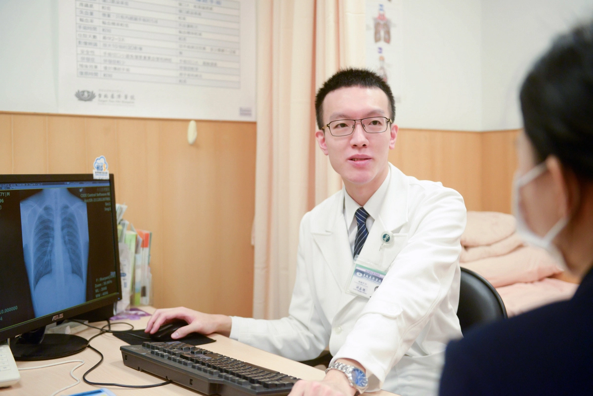洪嘉聰醫師看診示意照。
