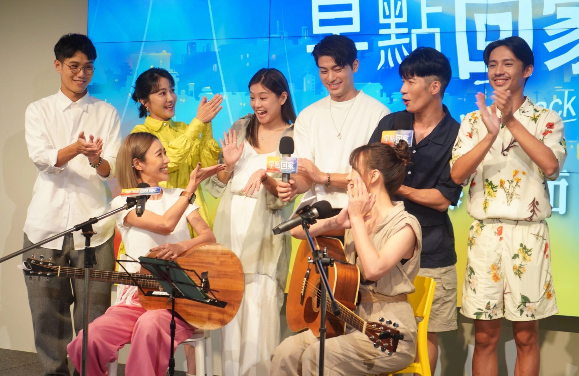 方宥心、范宸菲雙吉他組合,帶領全場演唱主題曲「回家吧」