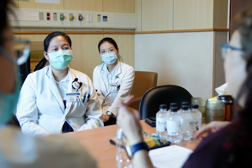 Dr. Carrie Chen於會後與各專科醫師、醫事職類討論該單位現行的教學模式,給予建議。