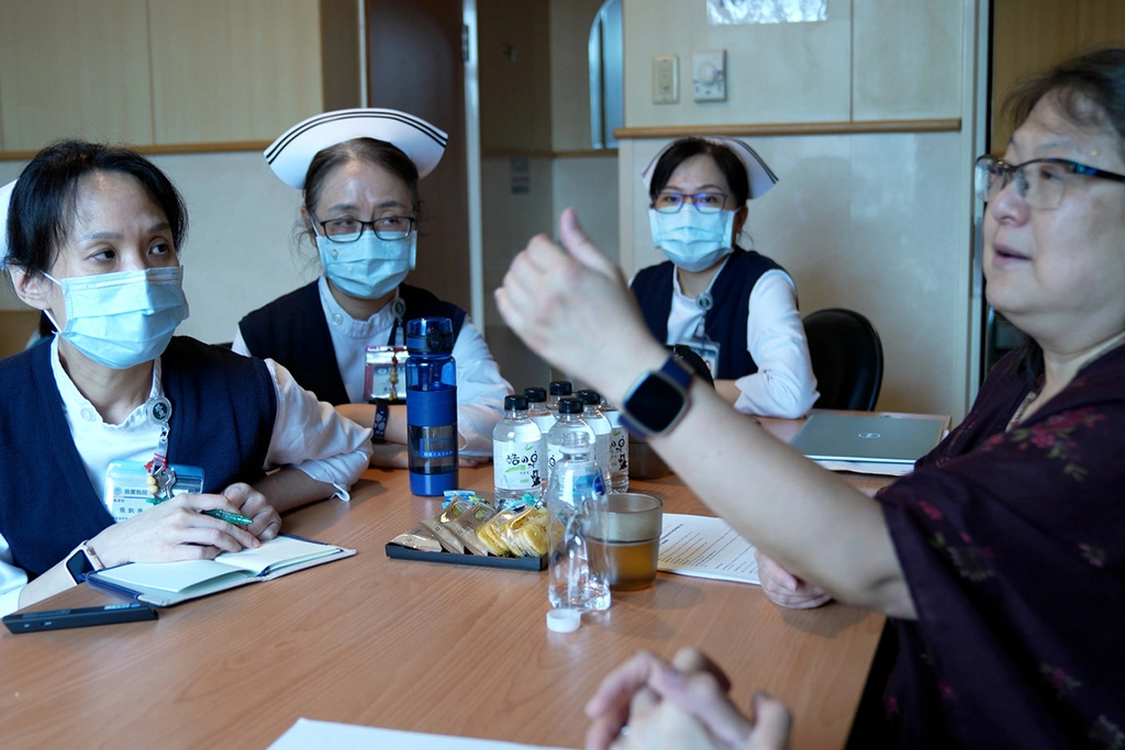 Dr. Carrie Chen於會後與各專科醫師、醫事職類討論該單位現行的教學模式,給予建議。