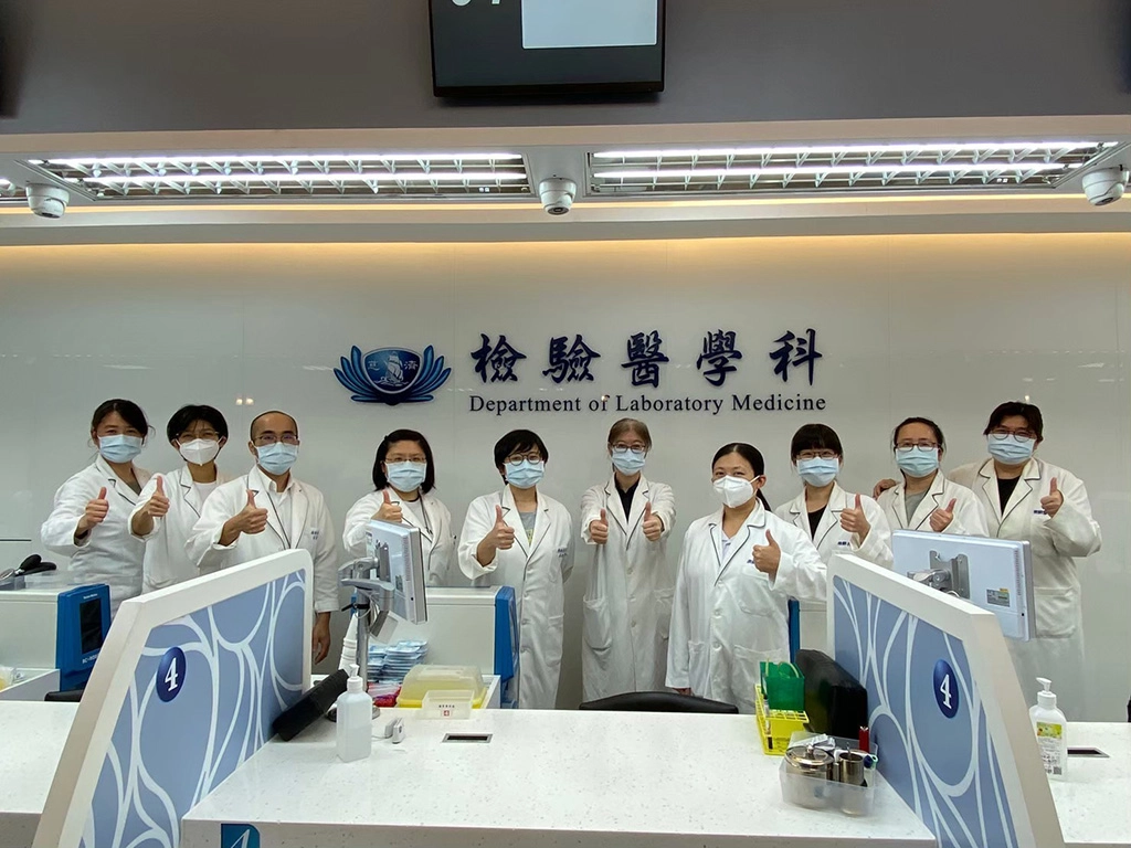 花蓮慈濟醫院臨床病理部檢驗醫學科,由主任張淳淳(右五)帶領,業務包括抽血檢查,血液、尿液檢驗外,還有骨髓配對、毒藥物檢驗、分子生物檢驗、精準醫療檢驗等。
