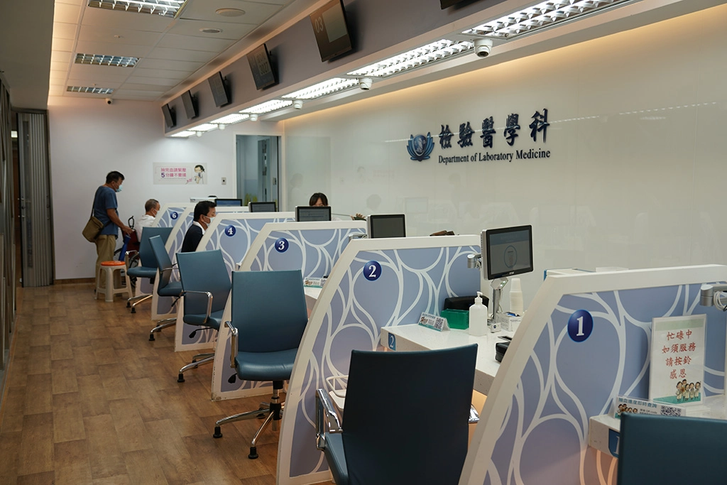 花蓮慈院臨床驗醫學科協同醫院各領域及合作廠商共同打造「智能實驗室」,病患平均抽血等候時間從9.4分鐘減少51.1%,僅剩4.6分鐘;高齡友善窗口平均等待時間更僅1.8分鐘,降低病人等候時間,且座位寬敞明亮,減少病人抽血的緊張感。