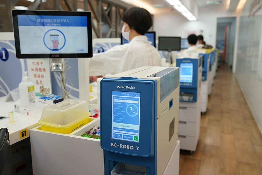 花蓮慈院將檢驗醫學科自2021年啟用智能實驗室,結合「檢驗門診簽收系統」、「備管系統」與「自動報到機」,優化門診醫學檢驗的排程與叫號系統。