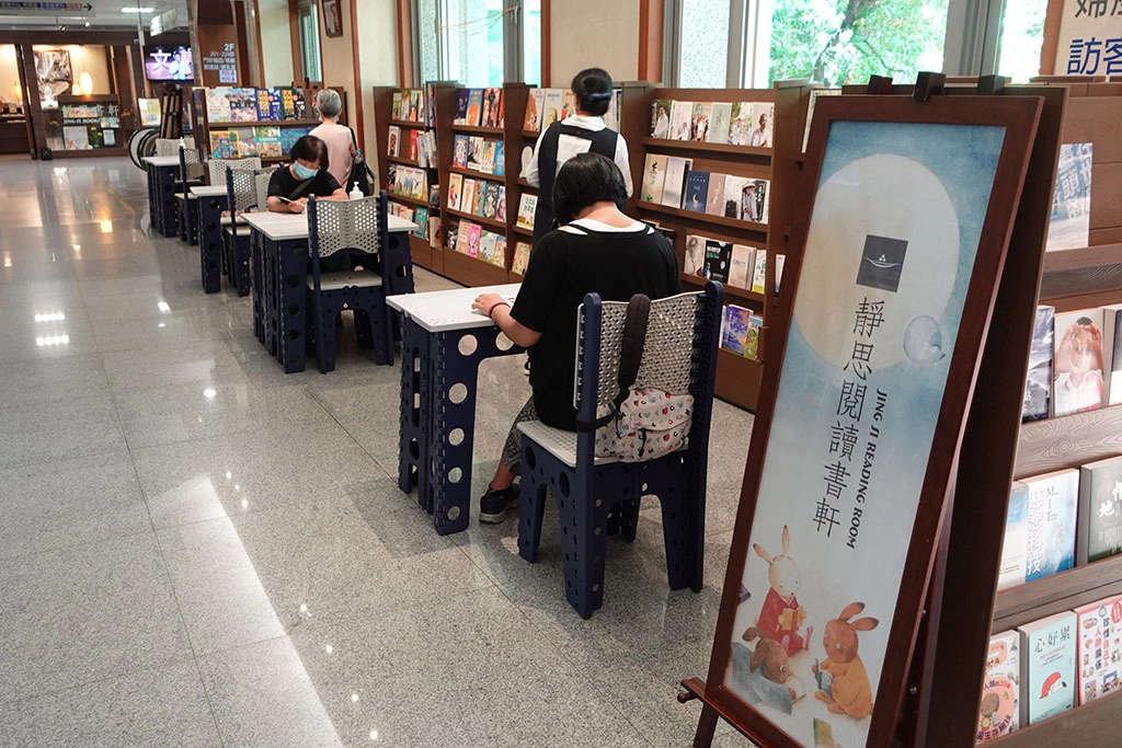 靜思閱讀書軒提供各式書籍與桌椅,讓來醫院的大眾閱讀。