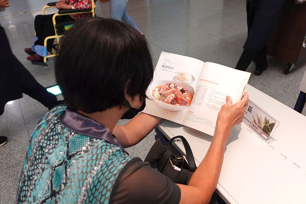 黃小姐看到素食食譜書,引發興趣仔細閱讀。
