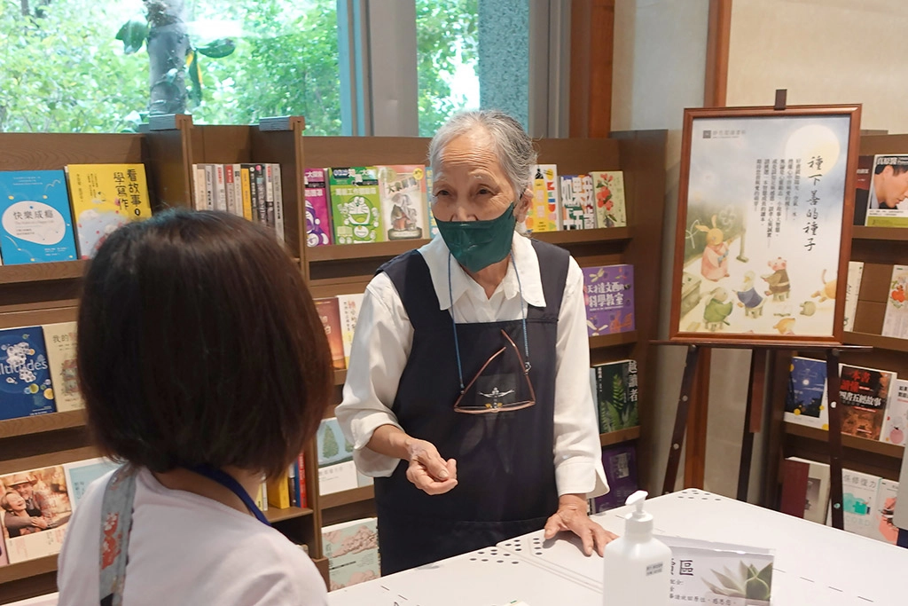靜思書軒志工潘枝美和蒞臨女士聊天,排遣等待時間。