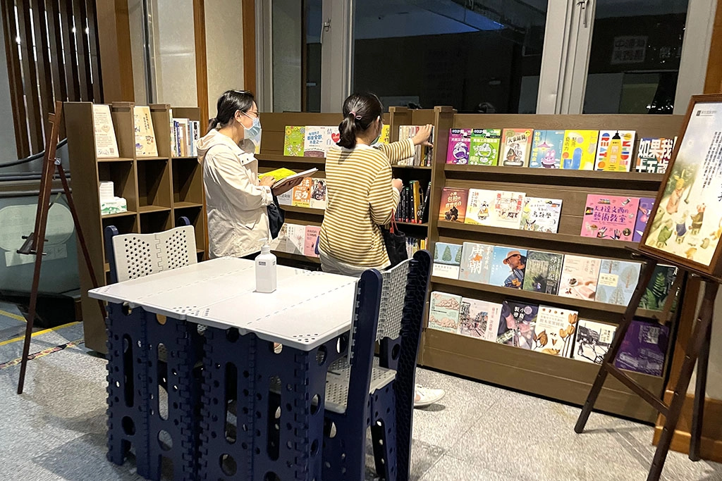 下班時間,靜思閱讀書軒依然吸引人來翻閱書籍。