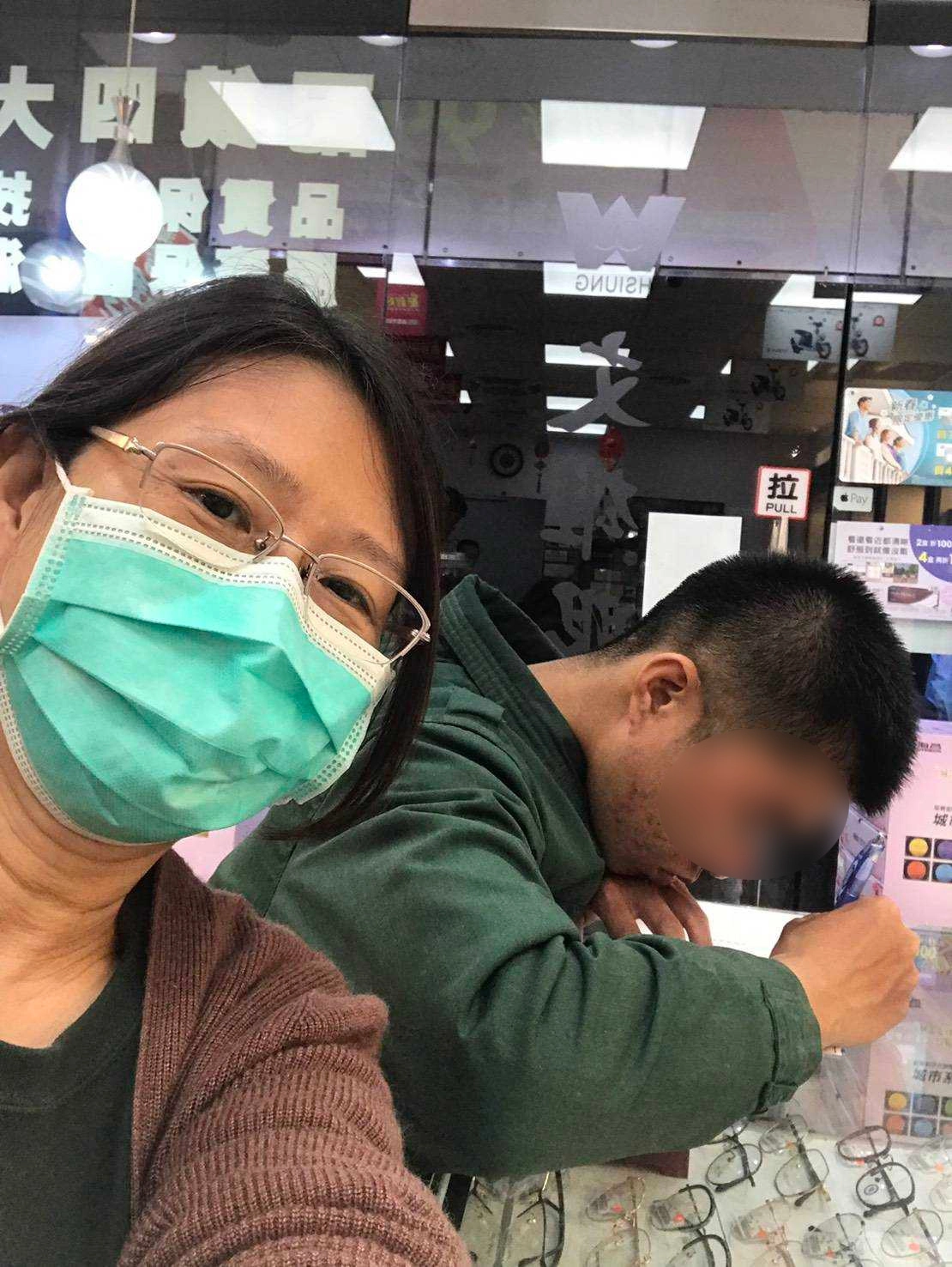 志工參與了阿毅許多人生成長的階段。圖為志工陪伴阿毅(右一)去配眼鏡。