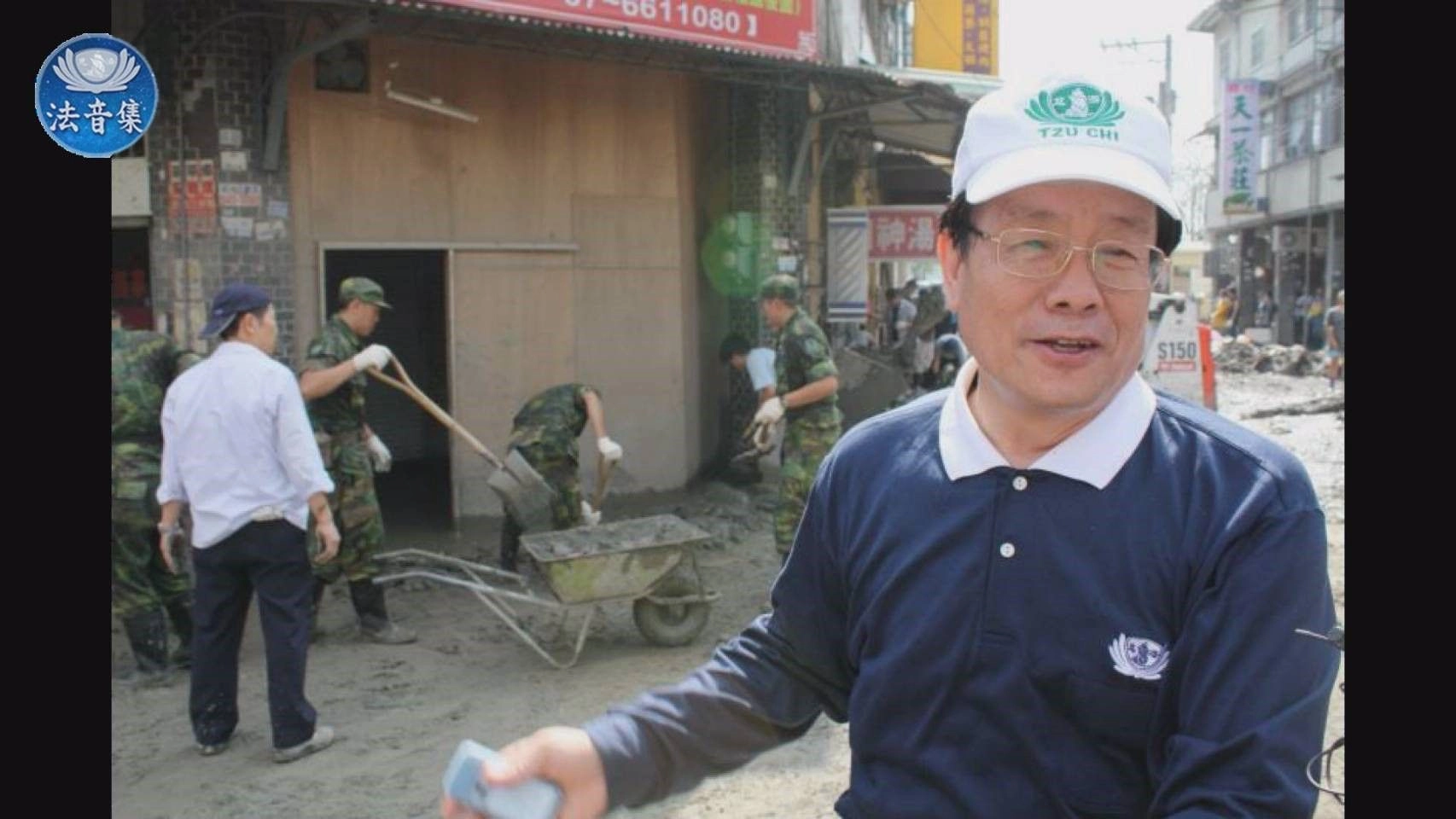 吳天池老師在88水災發生第一天,在旗山國中成立社區服務中心服務18天,吳天池老師調了5輛小山貓協助,親身投入救災工作中。