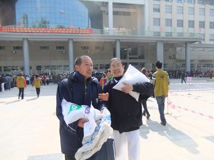 葉翠霞老師生前為慈濟志工,回到福建廈門泉州探親,並在當地建立了一個小小的環保教育站,慢慢地,會員人數增加到2千多人。