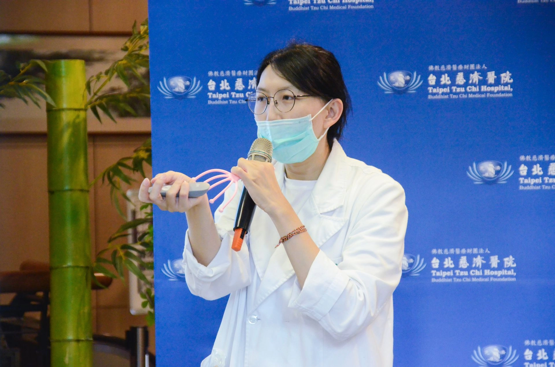 中醫部林亞萱醫師現場教學民眾,如何按摩手臂內側的心肺經、內關穴、頸部後方的風池穴以達到趨緩燥熱的作用。