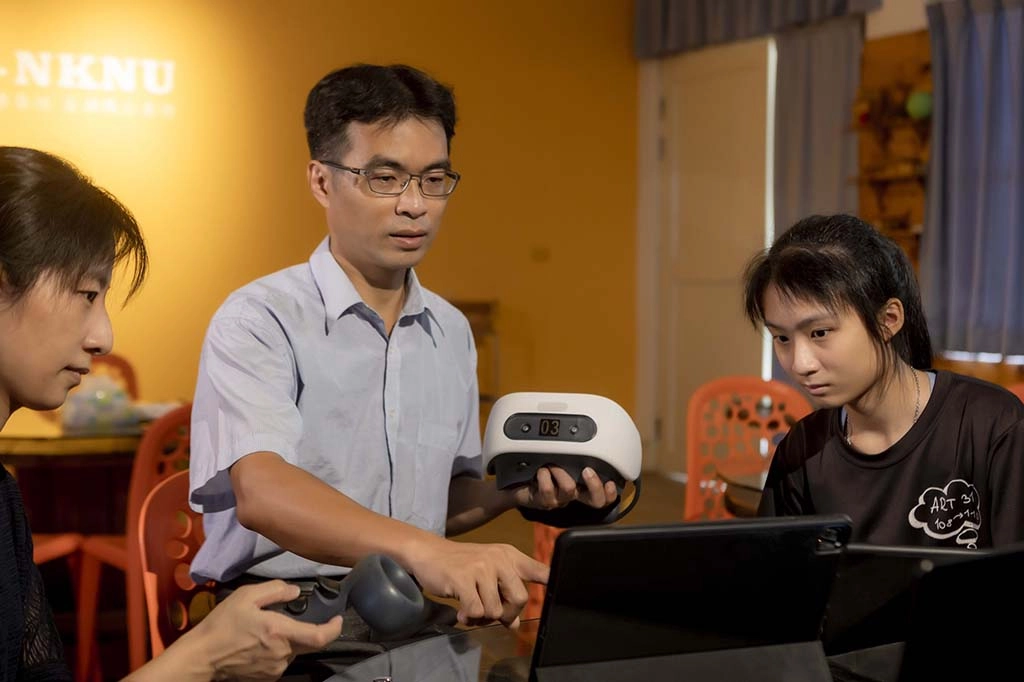 黃銘廣引入AR、VR等智慧科技教育,協助孩子進行國際交流。
