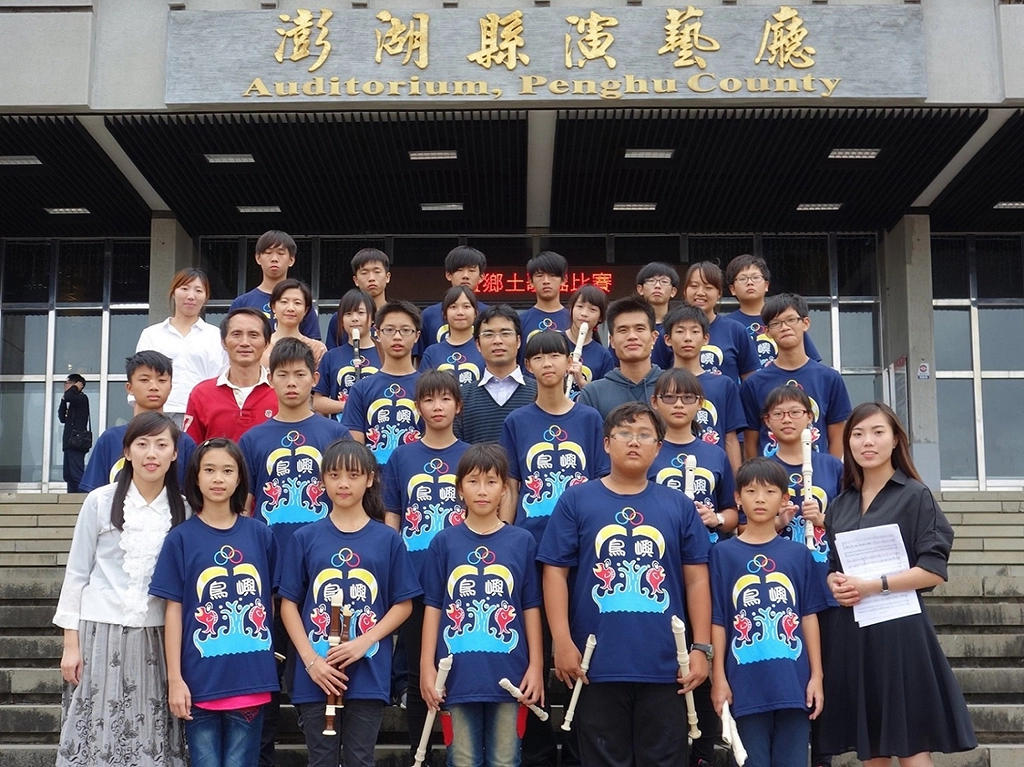 黃銘廣(三排右四)透過音樂演出陶冶孩子的性情,改變他們的氣質。