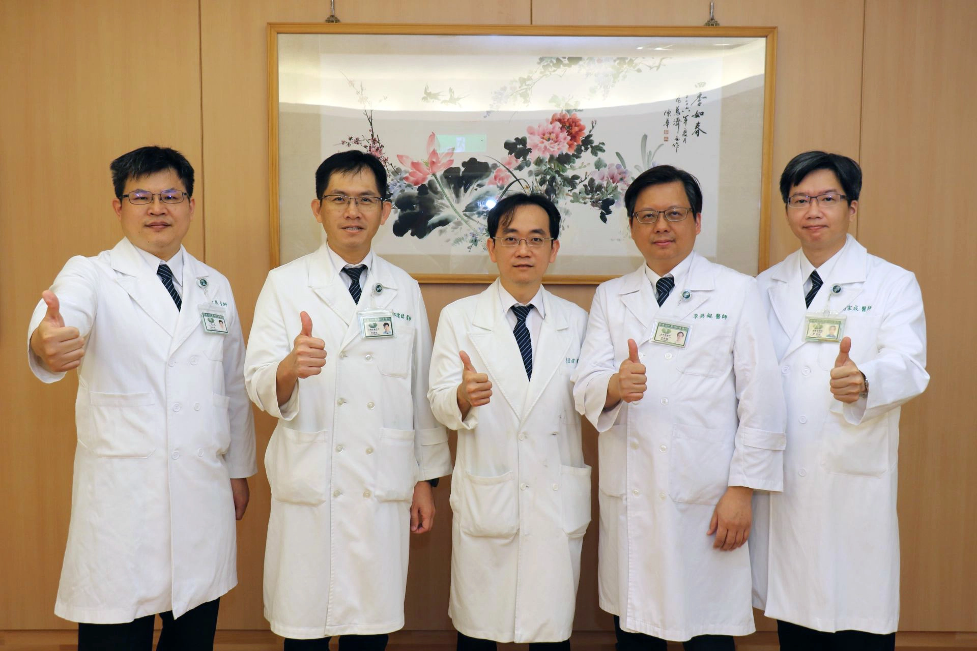 腹腔溫熱化療中心團隊左起:一般外科余政展主任、大腸直腸外科邱建銘主任、溫熱化療中心方佳偉召集人、血液腫瘤科李典錕主任與影像醫學部劉家成主任攜手全方位照顧病人。