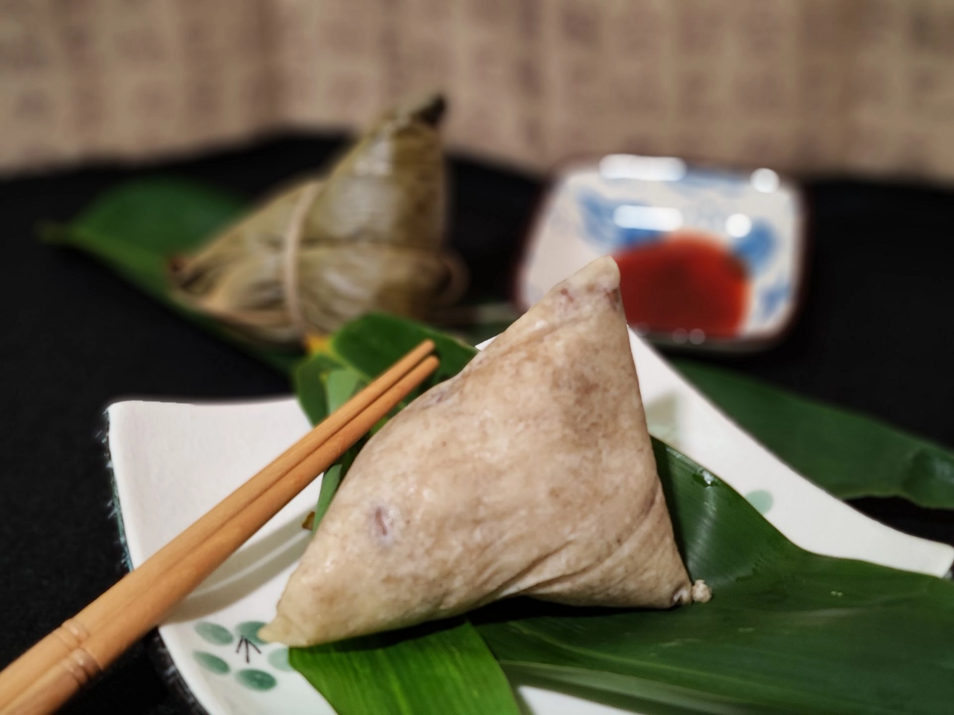 端午節各式各樣粽子紛紛出籠,喜歡吃粽子的人食指大動,但是品嘗時要節制、搭配蔬果、少沾醬,吃起來更健康。