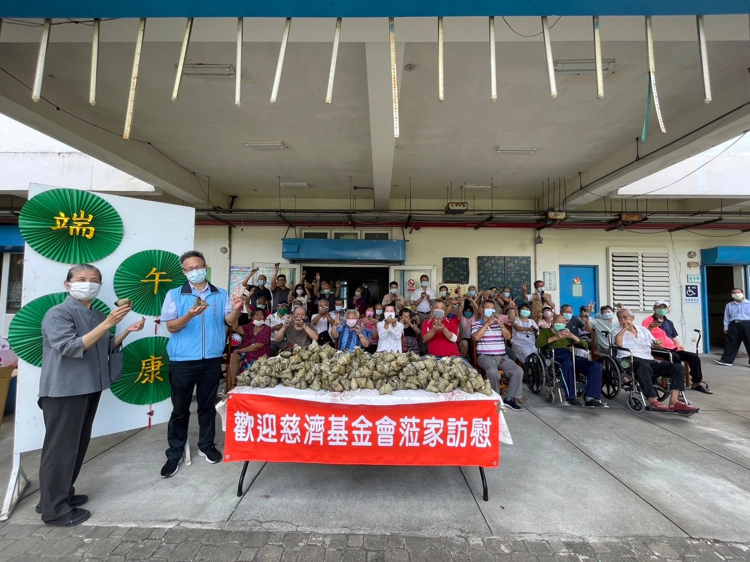 顏靜曦師姊(左一)與醫療志工,到榮民之家關懷,住民還特別打理好坐在那邊列隊歡迎。