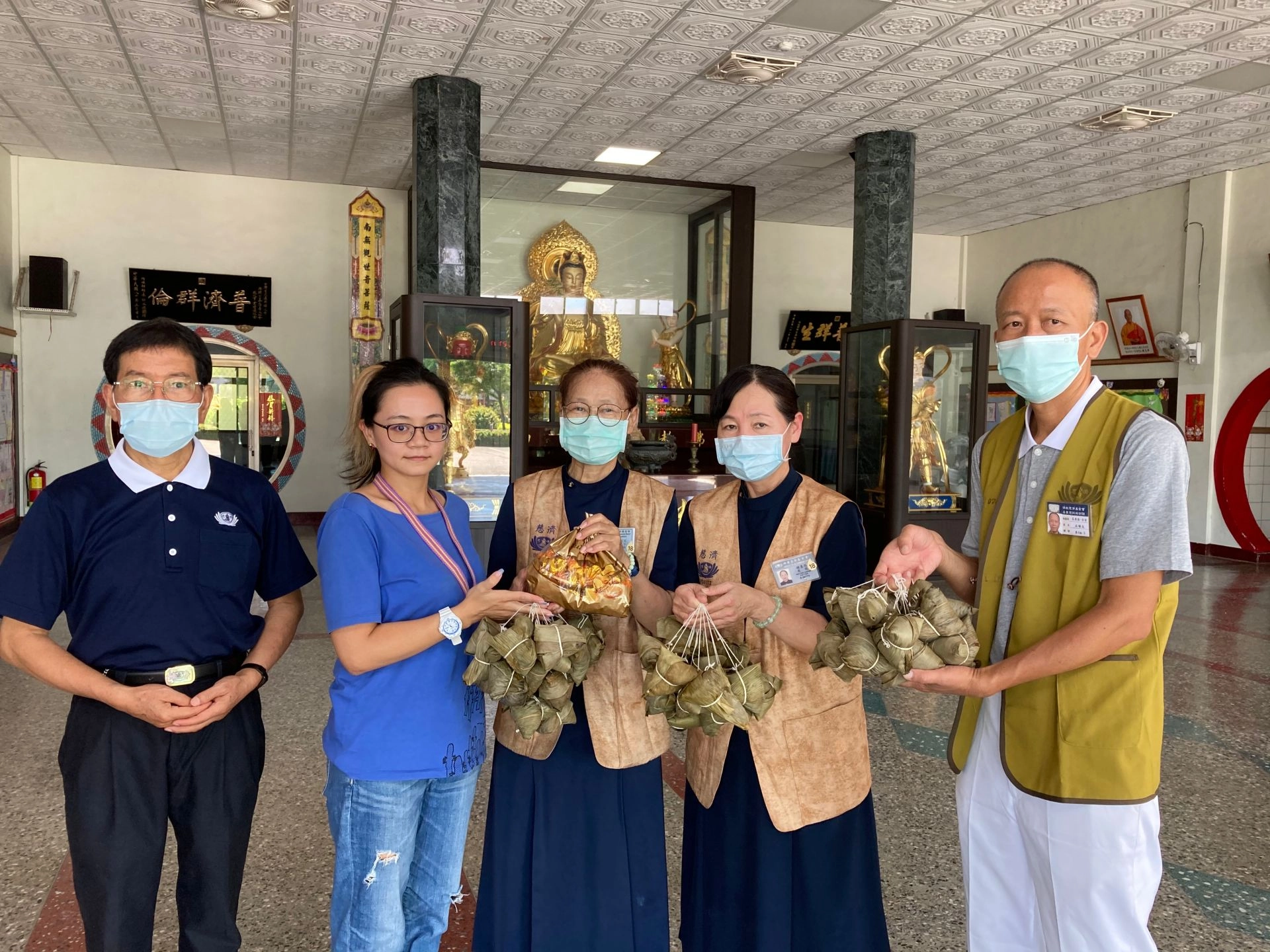 慈濟志工到佛教禪光育幼院送粽關懷。