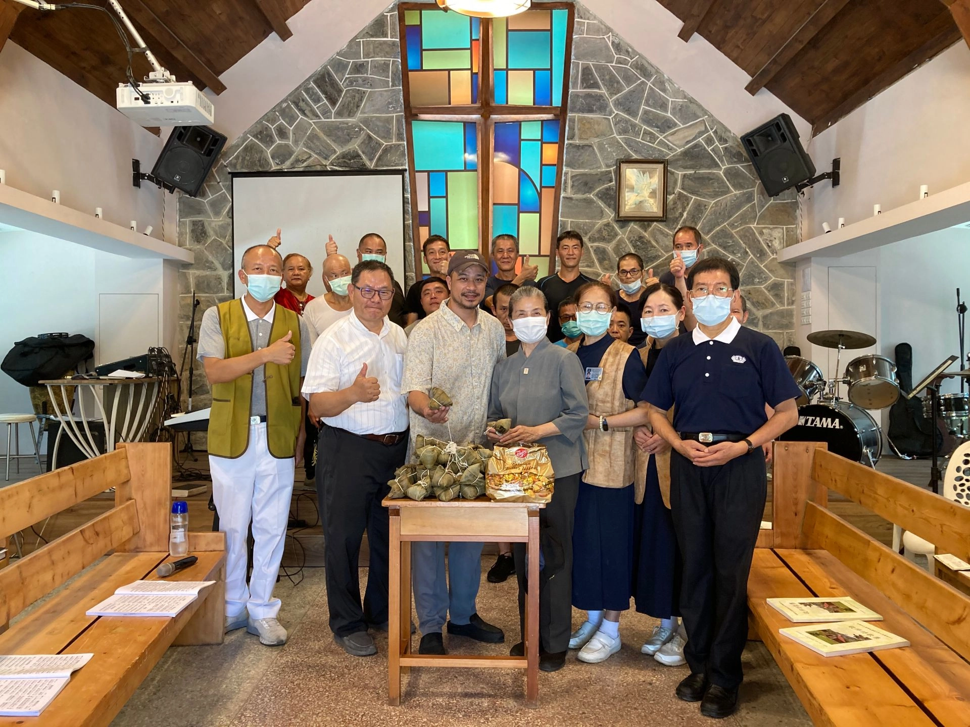 主愛之家一進門他們就一大群人高唱「耶和華祝福滿滿 Jehovah'S」。