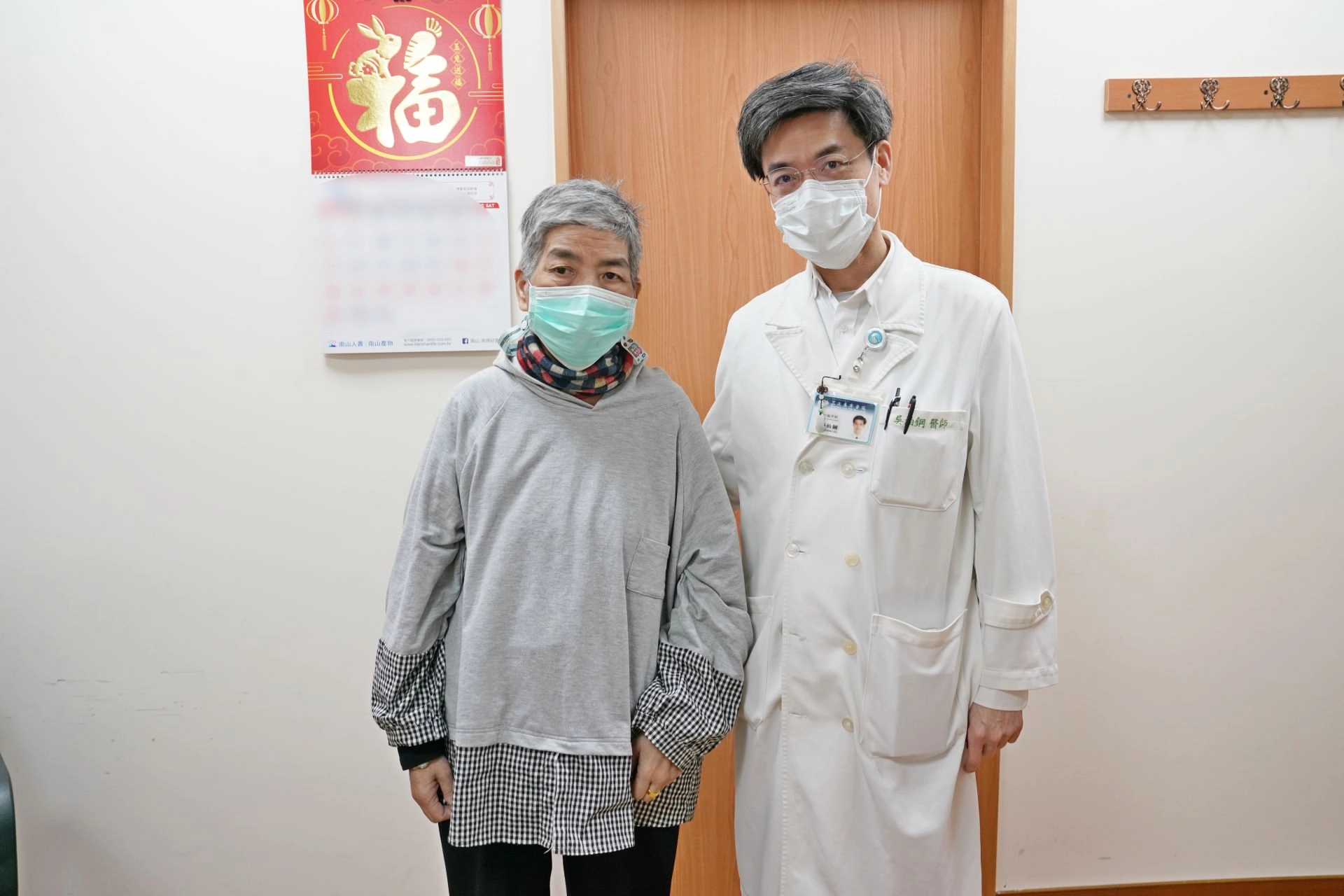吳柏鋼醫師(右)幫體重93.4公斤的糖尿病病友陳女士進行「減重代謝手術」治療後,不僅血糖獲得良好控制,糖化血色素降到正常值,體重也降到59.5公斤。