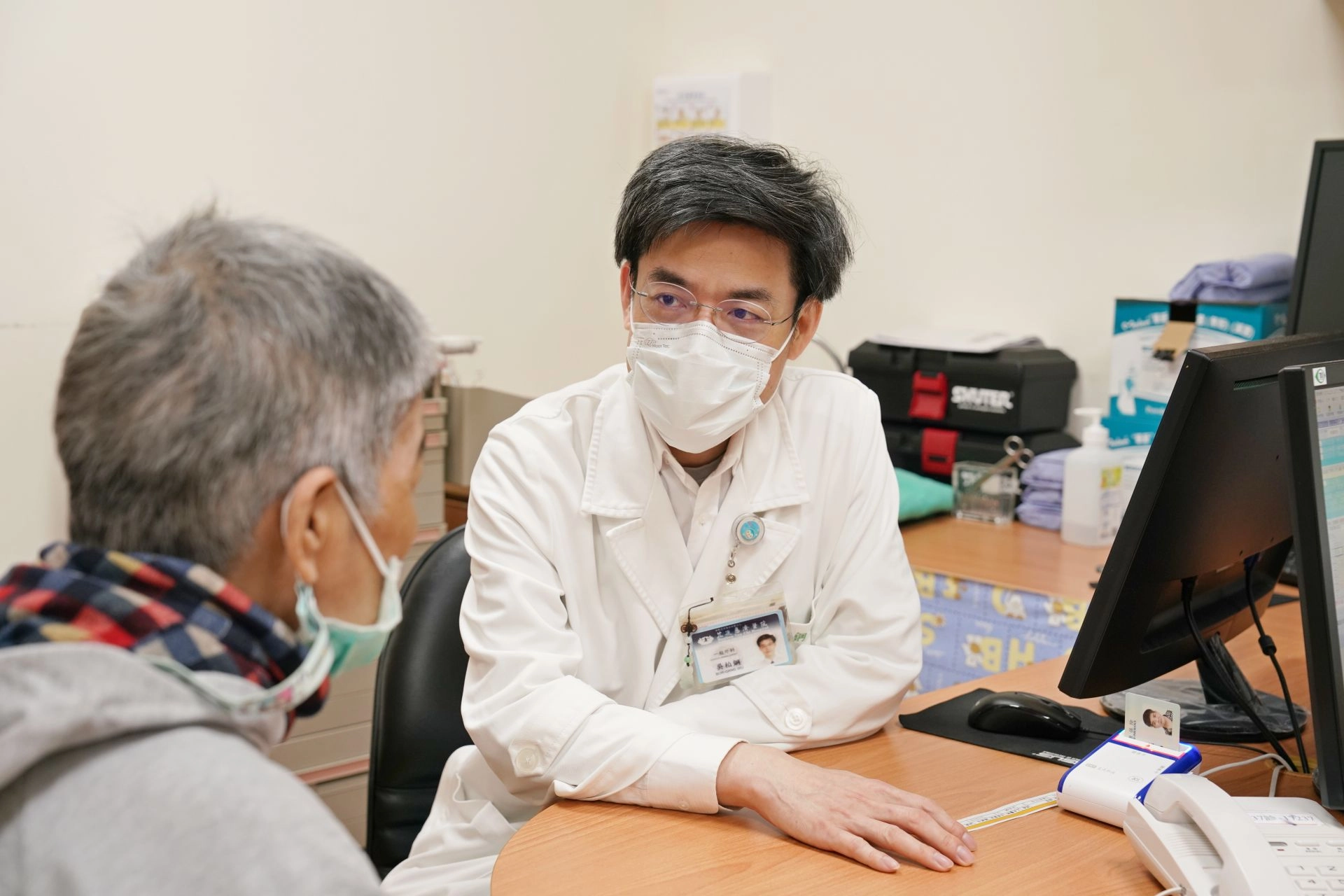 吳柏鋼醫師(右)說,陳女士當時使用四種口服降血糖藥之外,還每日施打胰島素,但血糖仍居高不下,經評估並與家屬討論後,決定幫陳女士進行減重代謝手術。
