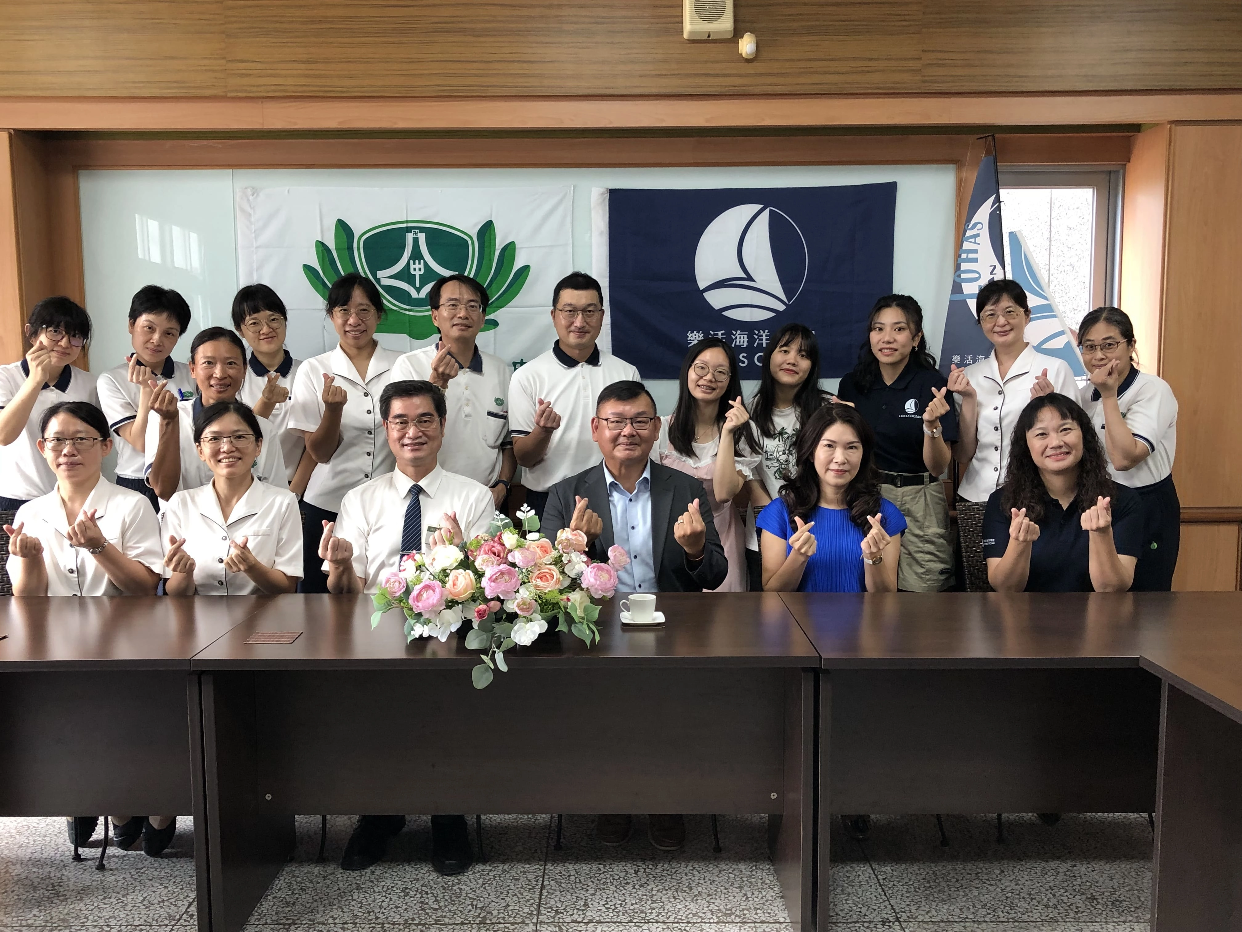 臺南慈中與樂活海洋學院於6月21日簽訂雙方合作備忘錄，期待透過雙方的合作共創永續海洋教育。
