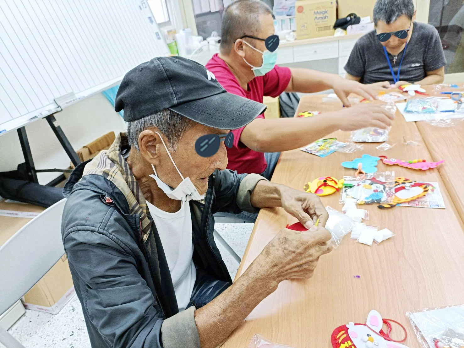 為可愛的孩子做香包-大家都相當開心。