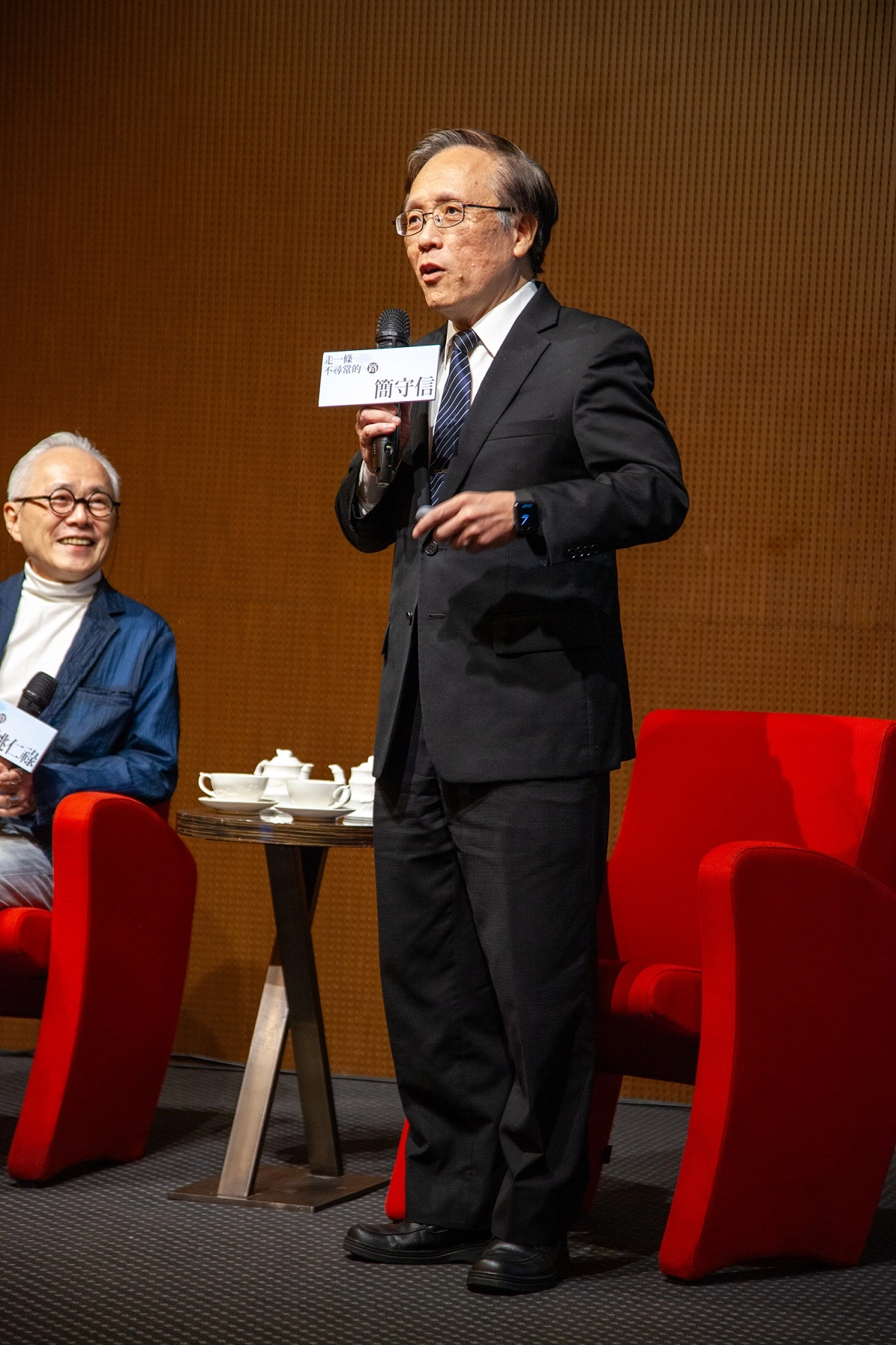 簡守信當年畢業就到花蓮服務,走上一條不尋常的路。