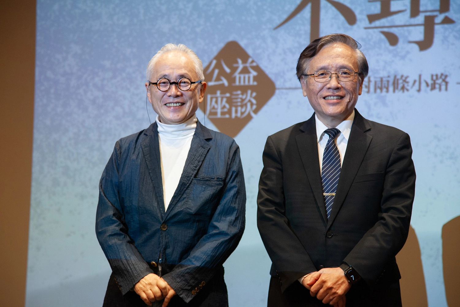 「走一條不尋常的路」主講人臺中慈濟醫院簡守信院長(右)與慈濟人文志業基金會姚仁祿合。