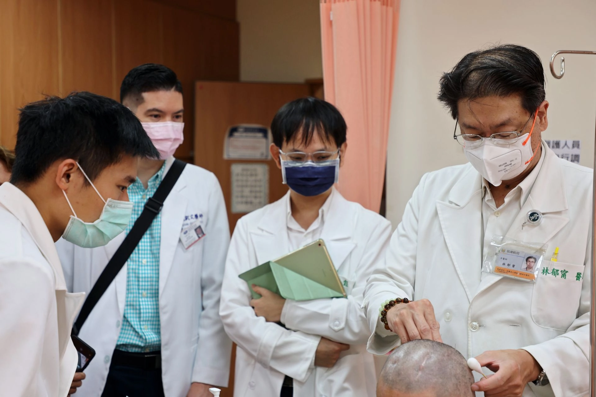 藉由中醫門診觀摩,讓參訪中醫師能實際走入診間,觀察並學習花蓮慈院中醫師的問診、把脈、針灸等治療過程與技巧,相互交流臨床經驗。