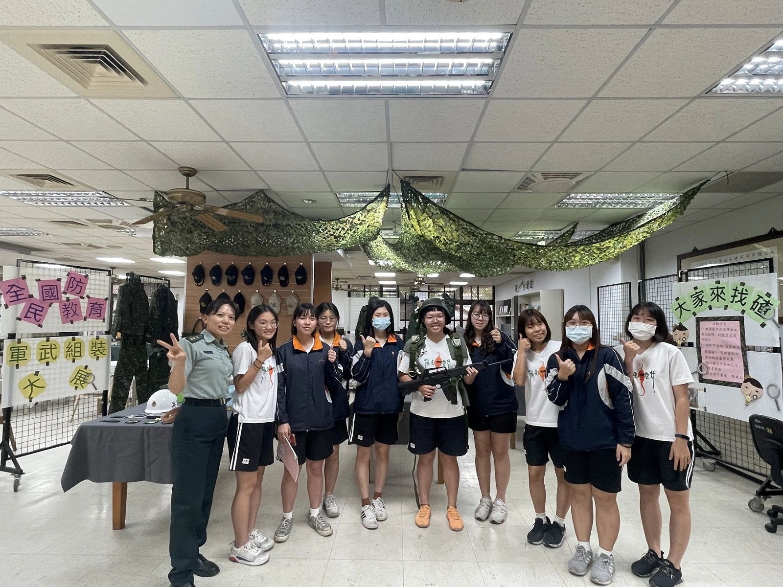 陳瑛怡(左一)舉辦軍武組裝大展,全校同學一起參與同樂。