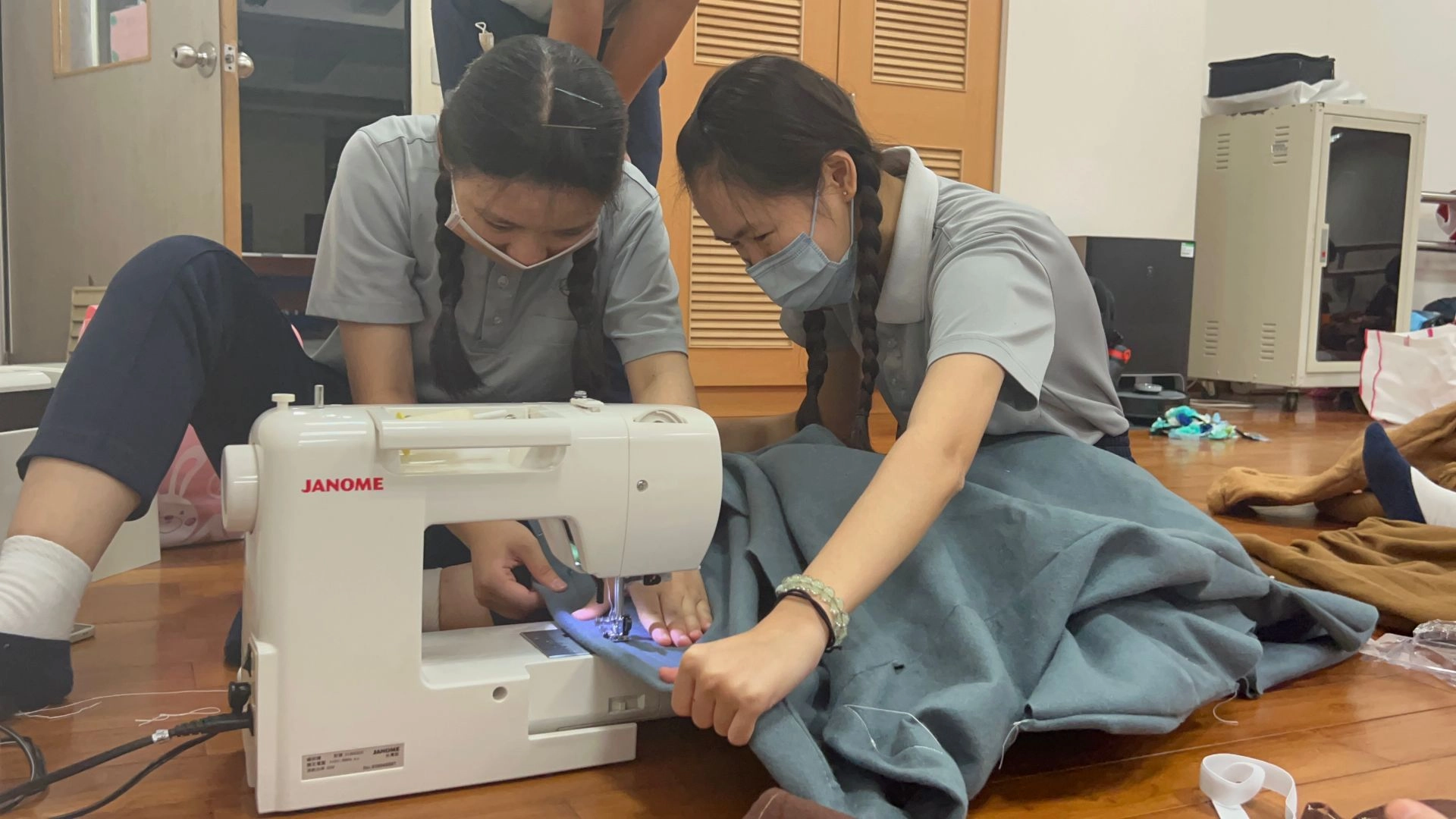 戲服要參考以往學長學姐手縫的戲服比例，才能開始縫製。
