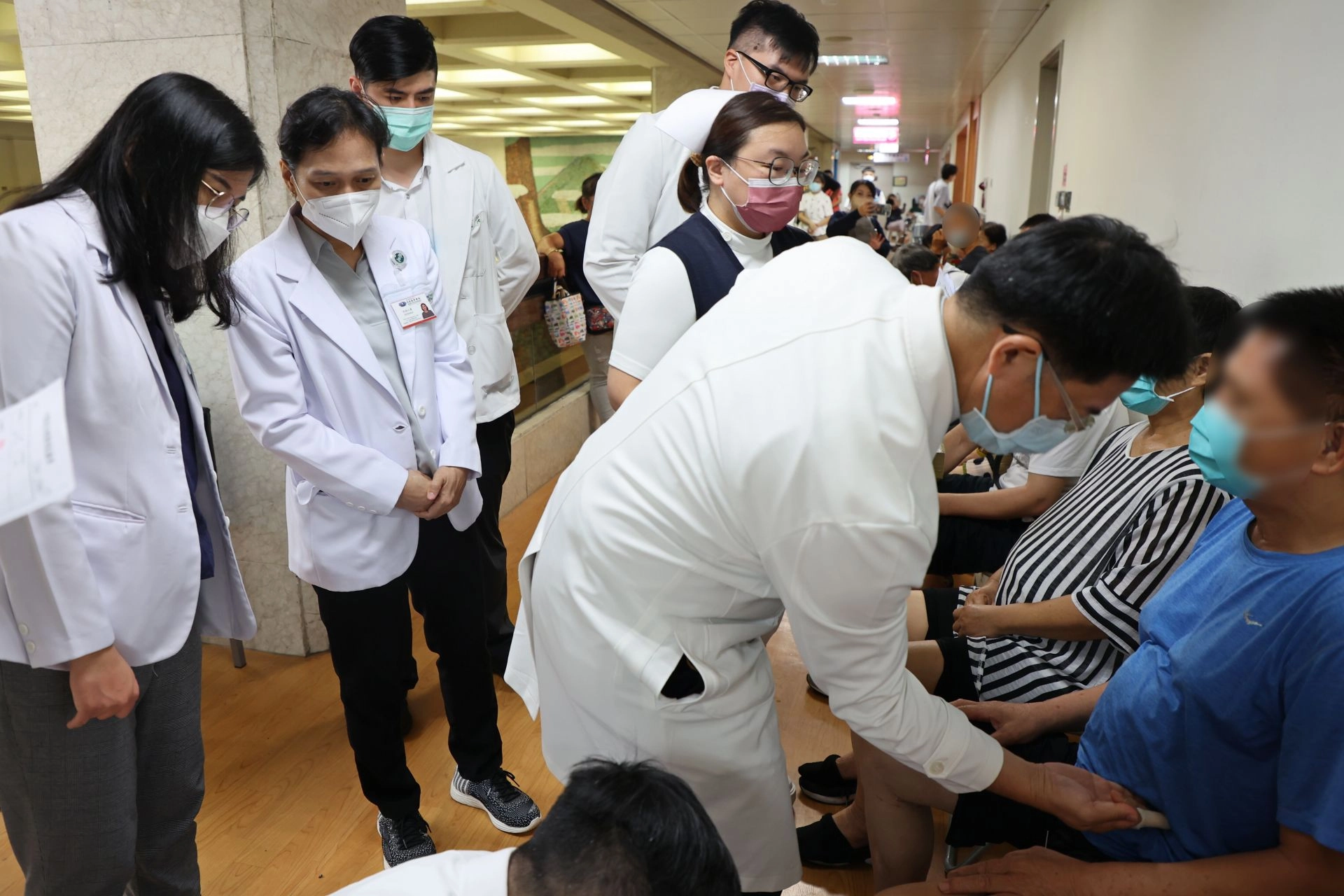 印尼Siloam Hospitals中醫師(左一、左二),在花蓮慈院何宗融副院長(右二)門診見習。