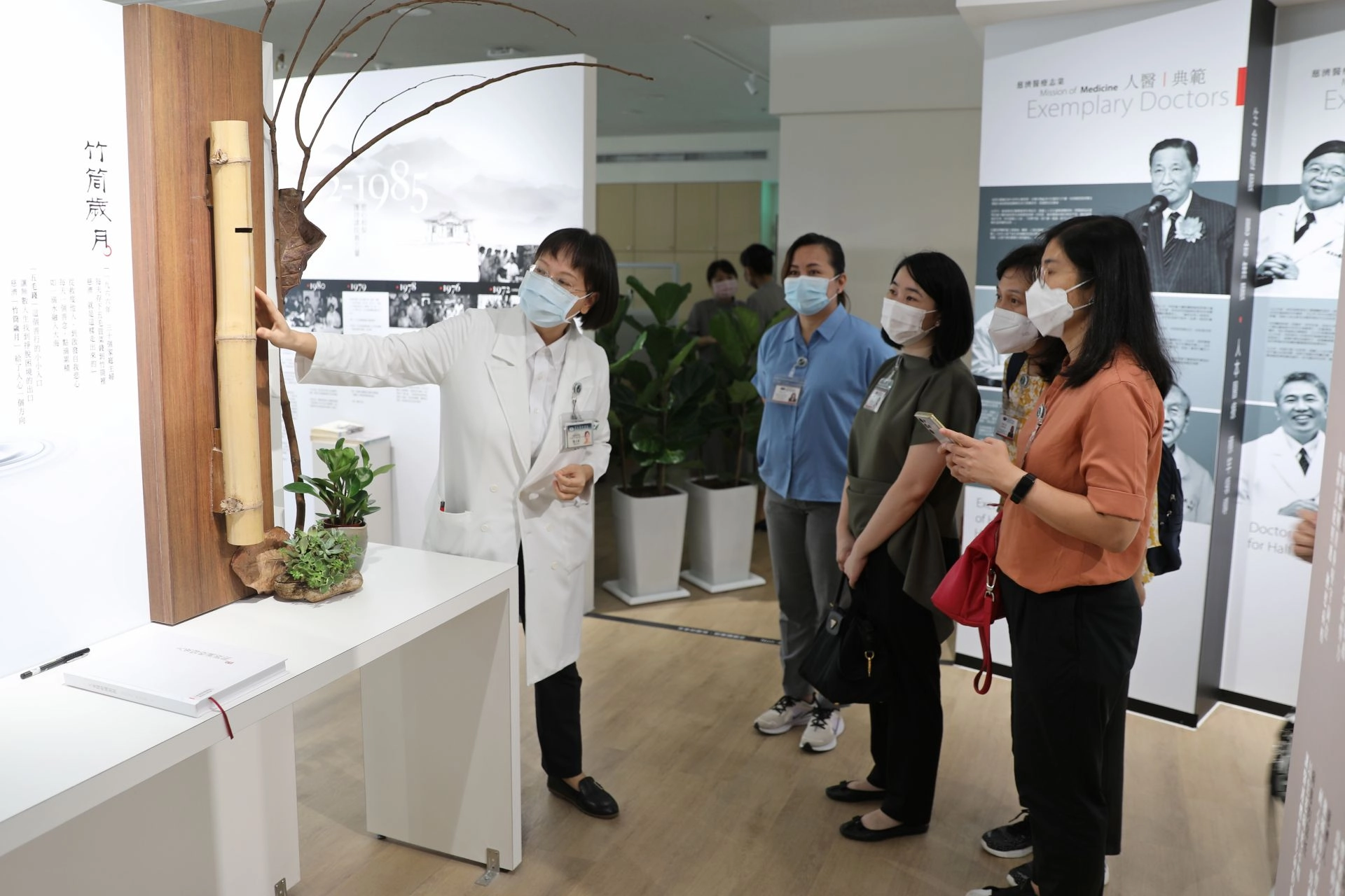 印尼Siloam Hospitals一行人參訪花蓮慈院大愛醫療溯源館,由一般內科羅文綾醫師(左一)分享竹筒歲月的故事,讓他們深受感動。