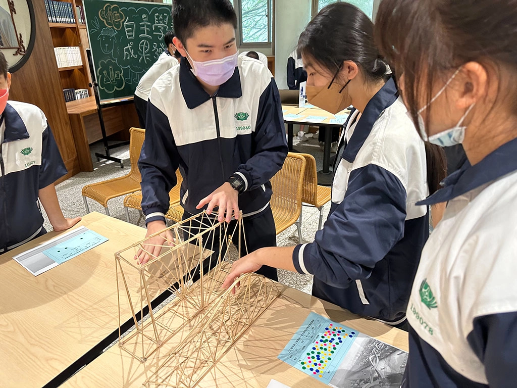 高一同學參觀高二學長姊靜態自主學習主題展。